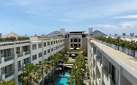 Stylish 2 Bedroom Penthouse Apt, Newly Refreshed, 50 Mbps, Pool, Gym, Resto